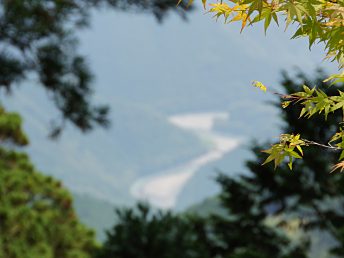 秋葉神社上社の参道からの天竜川を望む