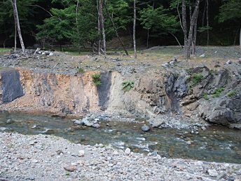 大鹿村の中央構造線安康露頭