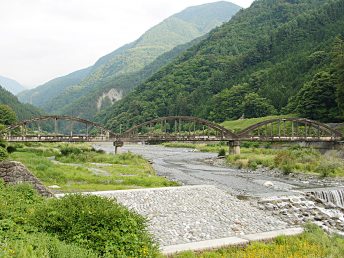 大鹿村内の川に掛かる橋