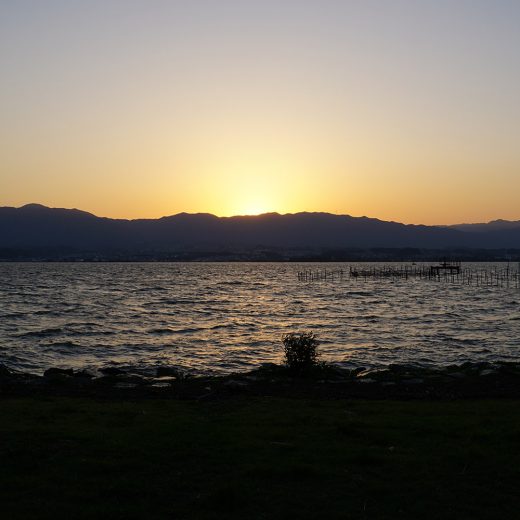 琵琶湖、西の山に沈む夕日