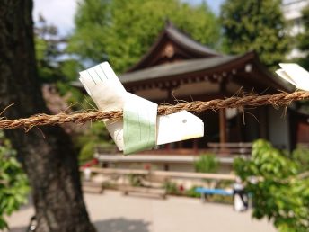 鳩みくじ越しの能舞台（鳩森八幡神社）