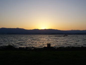 対岸の山に沈む太陽（木浜1北駐車場）