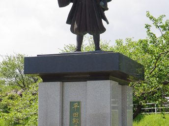 平田靱負像（平田公園）