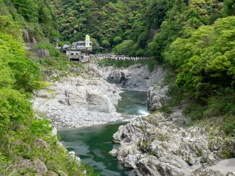 道の駅から川下を眺める