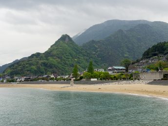 伊予灘沿いの険しい山々