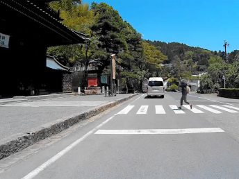久遠寺三門前
