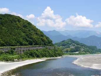 富士川と国道52号線福士覆道