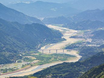山頂からの富士川下流方向の眺め