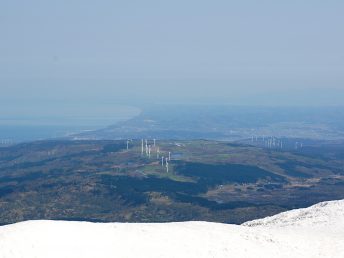北側、仁賀保高原風力発電所