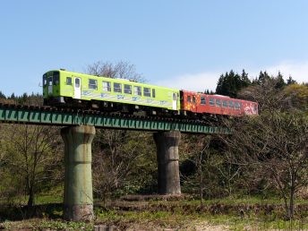 小様川の鉄橋を渡る列車