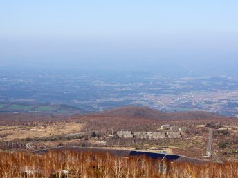 松尾鉱山跡と八幡平市（八幡平アスピーテライン展望所）