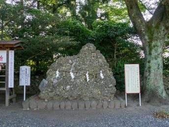 さざれ石（砥鹿神社）