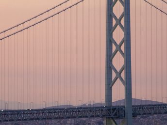 船と明石海峡大橋