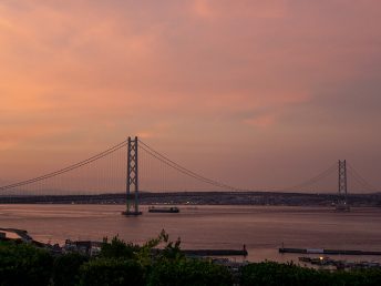 夕焼け空に架かる明石海峡大橋