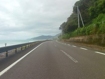 波飛沫舞う国道55号線