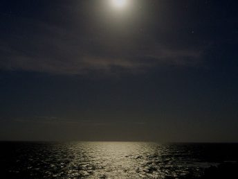 展望台からの月と大海原