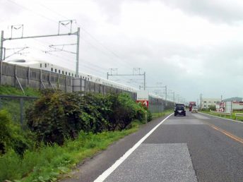 新幹線とすれ違い（国道8号線）
