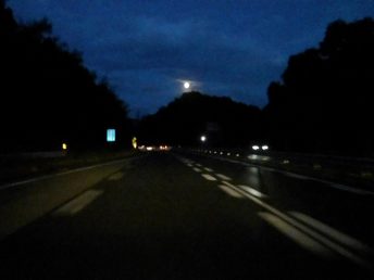 山に沈む月（中央自動車道）