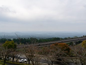 国道223号線と南方向（道の駅霧島 神話の里公園）