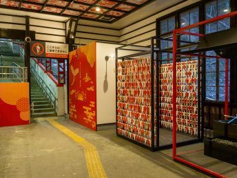 ケーブルカー乗り場へ(極楽橋駅)