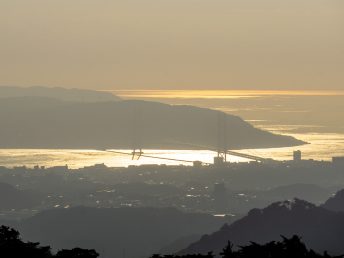 明石海峡大橋方面の眺め（摩耶山天上寺）