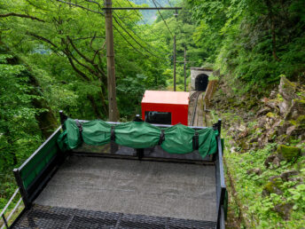 荷台（立山ケーブルカー）
