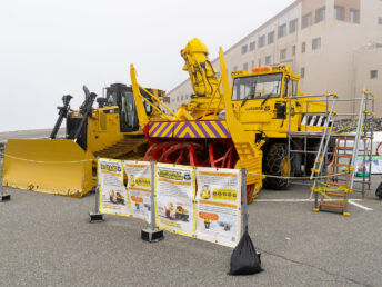 除雪車とショベルカー
