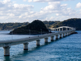 角島へと延びる橋（角島大橋）