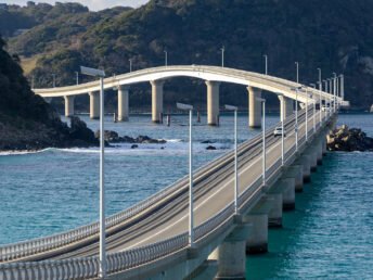 角島へと延びる橋（角島大橋）