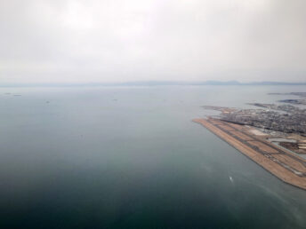 空港上空（機内）