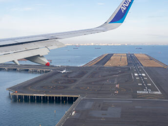 東京国際空港D滑走路上空（機内）