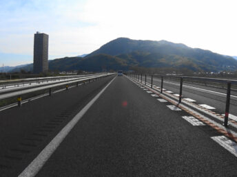 東北中央自動車道（かみのやま温泉付近）