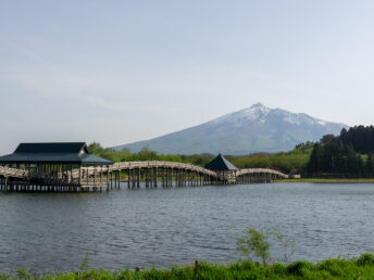 鶴の舞橋と岩木山