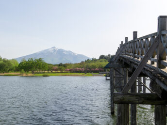 鶴の舞橋と岩木山