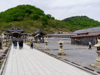 湯小屋と本堂（恐山菩提寺）