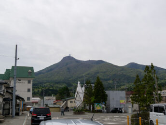 駅から見えるガメラレーダー（大湊駅）