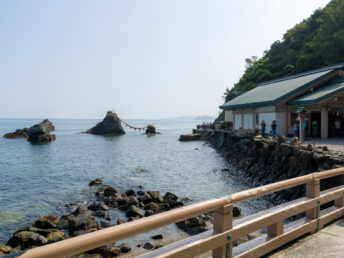 夫婦岩と拝殿（二見興玉神社）