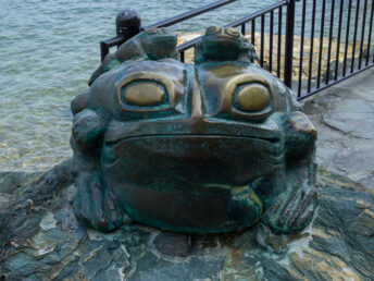 蛙の像（二見興玉神社）