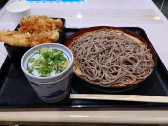 遅い昼食（掛川PA）