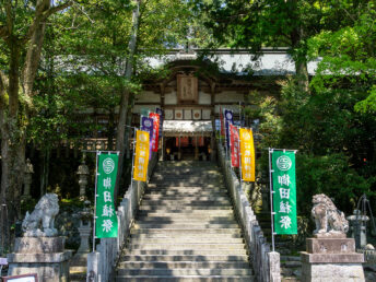 拝殿（敢國神社）