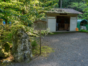 蛙石と神馬舎（丹生川上神社下社）