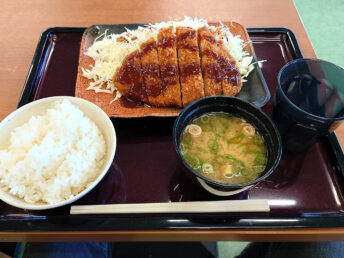 遅めの昼食（御所の郷）