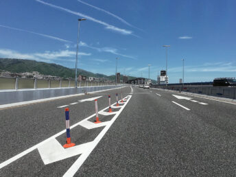 左手の六甲山地（阪神高速3号線）