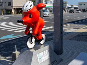 自転車に乗るチーバくん