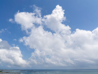 雲が増えてきて（犬吠埼灯台）