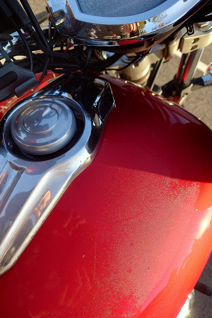 朝露を纏う車体
