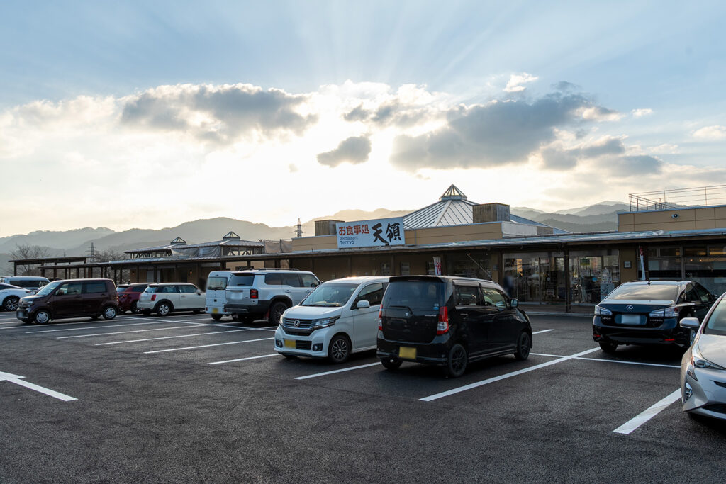 西に沈む夕陽(道の駅 はなわ)