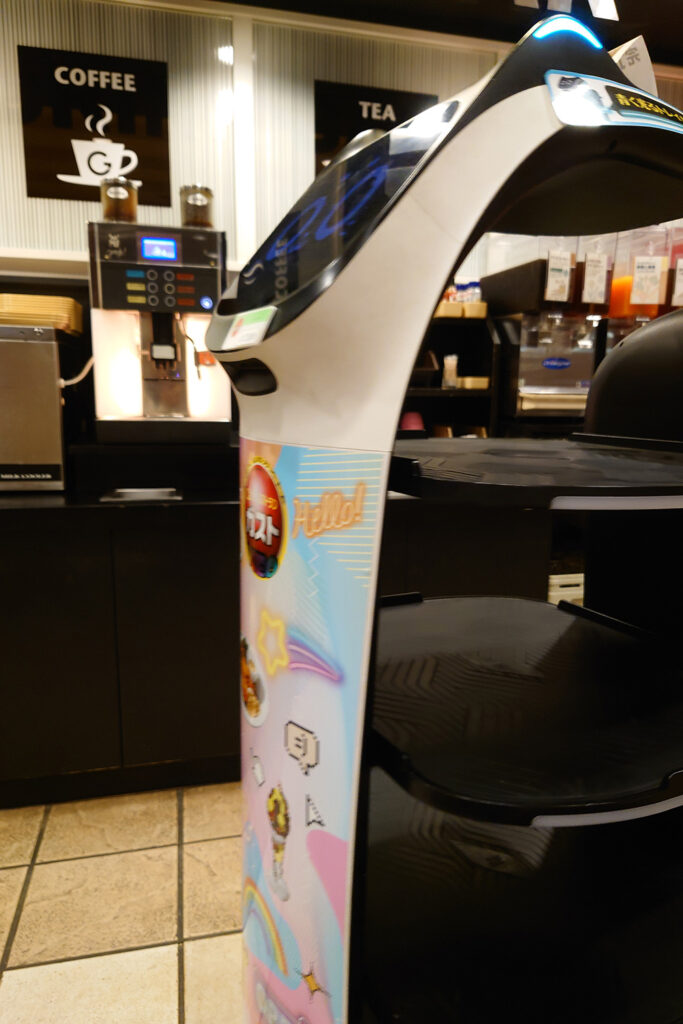 とあるファミレスのネコ型店員