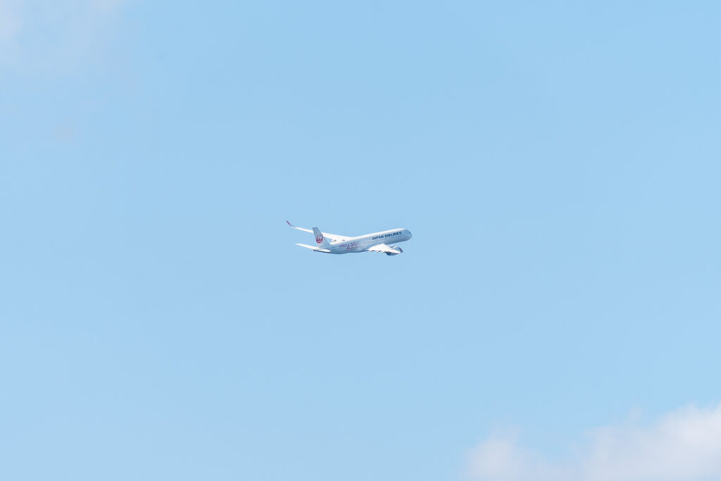 離陸するJAL機