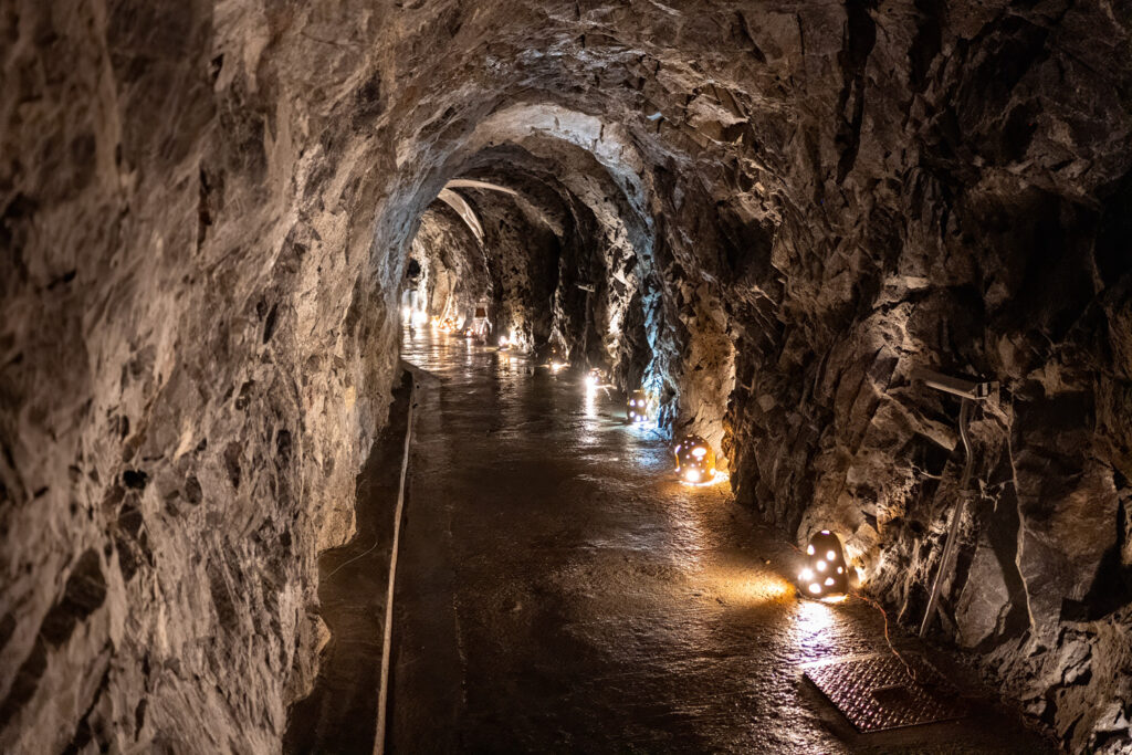 出口へ（龍泉洞）